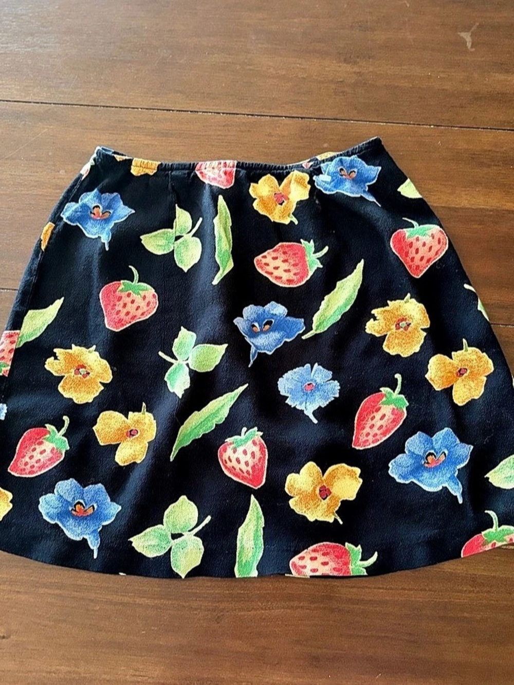Vintage 90s Express Compagnie Internationale Strawberry Floral Rayon Skirt
